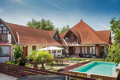 Ferienzimmer in einem Apartmenthaus mit Pool 