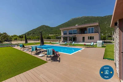 Ferienhaus mit Pool und Klimaanlage