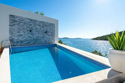 Ferienhaus mit Pool und Meerblick