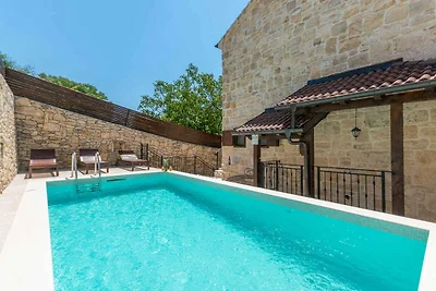 Ferienhaus mit Pool und Klimaanlage