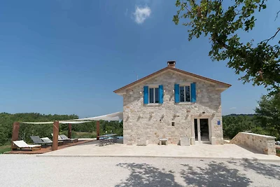Villa mit Swimmingpool in ruhiger Umgebung