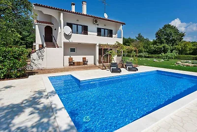 Ferienwohnung mit privatem Pool und Garten