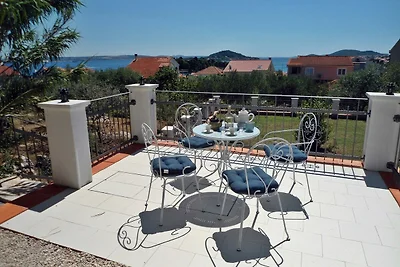 Ferienhaus mit Balkon