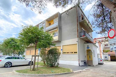 Ferienwohnung ein Balkon mit Möbeln und mit