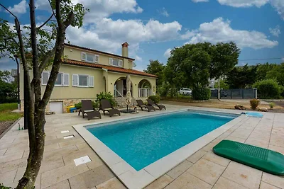 Villa mit Pool und Klimaanlage