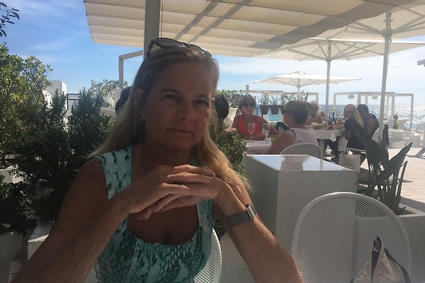 Frau A. Nelle Frau A. Nelle