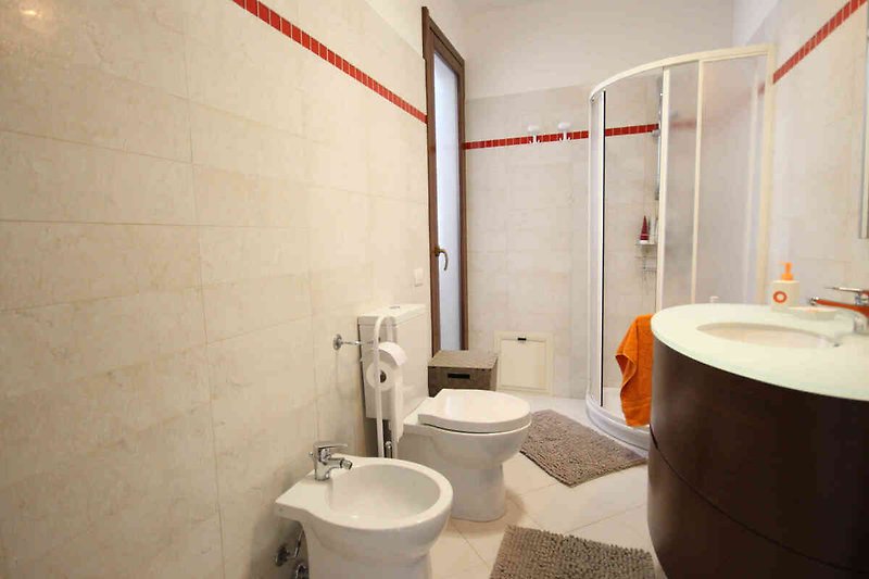 Schönes Badezimmer mit lila Badewanne und modernem Design.