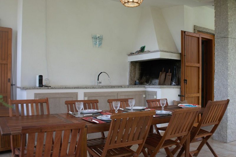 Küche mit Holztisch, Stühlen und Schränken. Gemütliche Einrichtung.