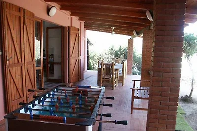 Er is ook een tafelvoetbalspel aanwezig. Er is ook een tafelvoetbalspel aanwezig.