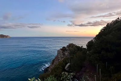 Een adembenemende zonsondergang boven de zee. Een adembenemende zonsondergang boven de zee.