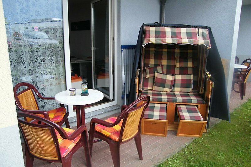 Terrasse mit Strandkorb und Sitzecke