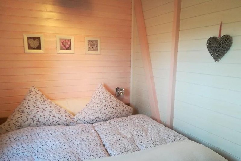 Gemütliches Schlafzimmer mit neuen, hochwertigen Matratzen 180x200 m