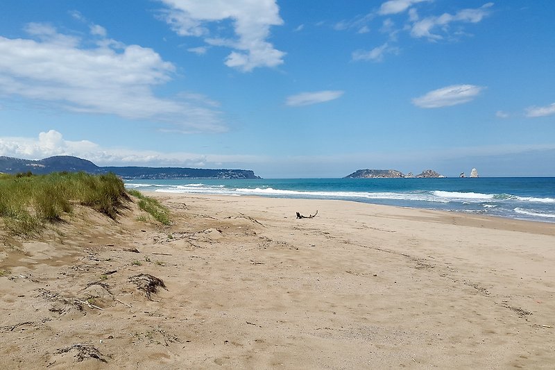 The beach overlooking the Islas Medas