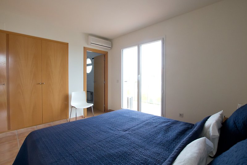 Bedroom en suite with sea view, balcony and private bathroom (double bed)