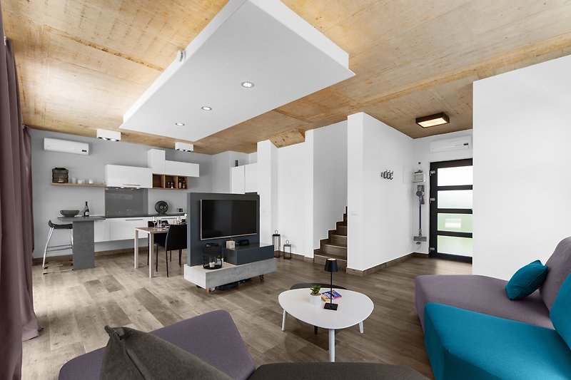 Gemütliches Wohnzimmer mit stilvollem Interieur und Holzboden.