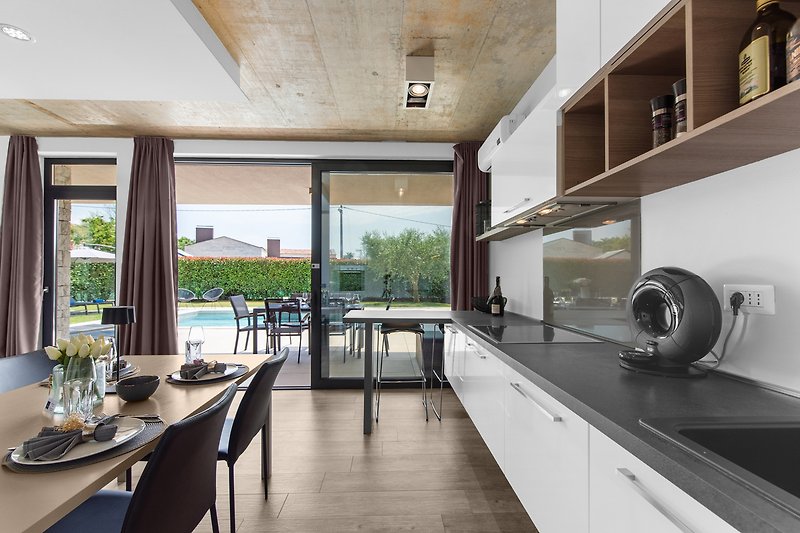 Schöne Küche mit Holzboden, Schränken und stilvollem Interieur.