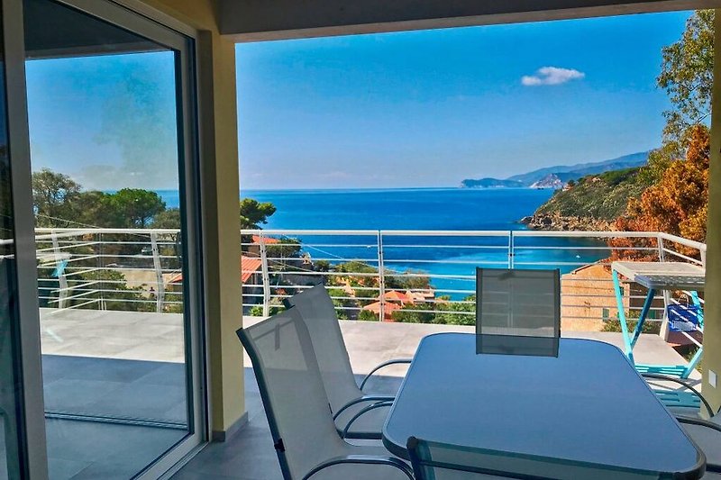 Genießen Sie den atemberaubenden Meerblick von der Terrasse dieses Ferienwohnung