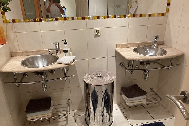 Modernes Bad mit Dusche,WC,Bidet,Doppelwaschbecken.Kosmetikspiegel im mittleren Bereich