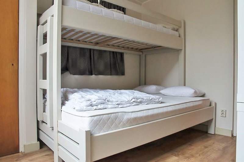 3e slaapkamer met hoogslaper voor eventueel een kind met toegang tot de bijkeuken met cv-ketel en bergruimte