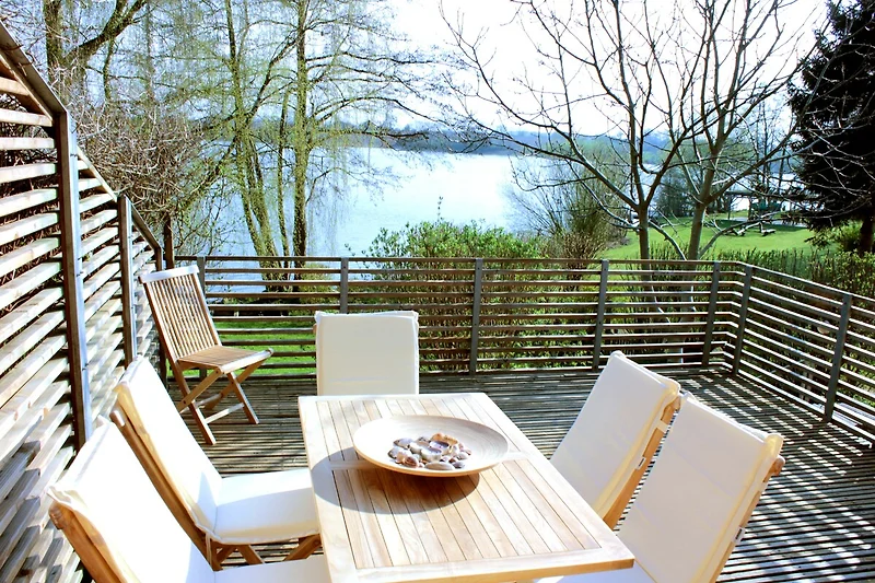 Holzdeck mit Blick auf die Schwentine