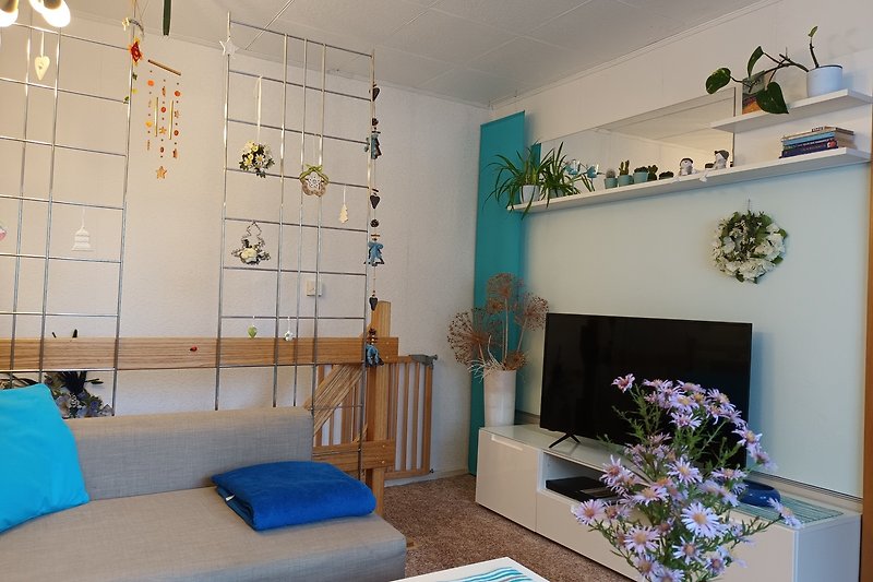 Gemütliches Wohnzimmer mit stilvoller Inneneinrichtung und blauen Akzenten.
