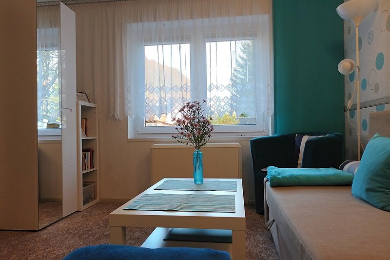 Gemütliches Wohnzimmer mit stilvoller Inneneinrichtung und blauen Akzenten.