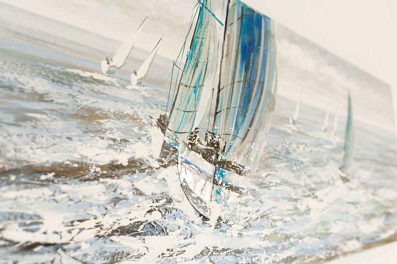 Segelboot auf winterlichem Ozean mit transparentem Wasser.