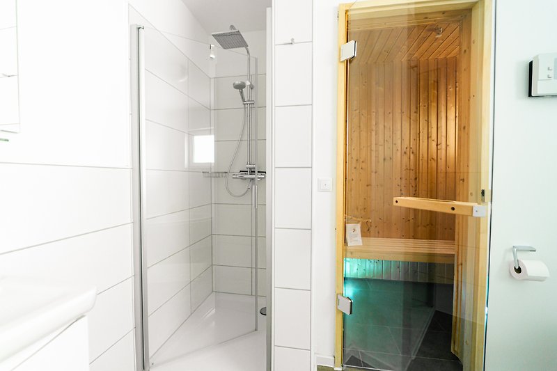 Modernes Badezimmer mit stilvoller Dusche und Glasdetails.