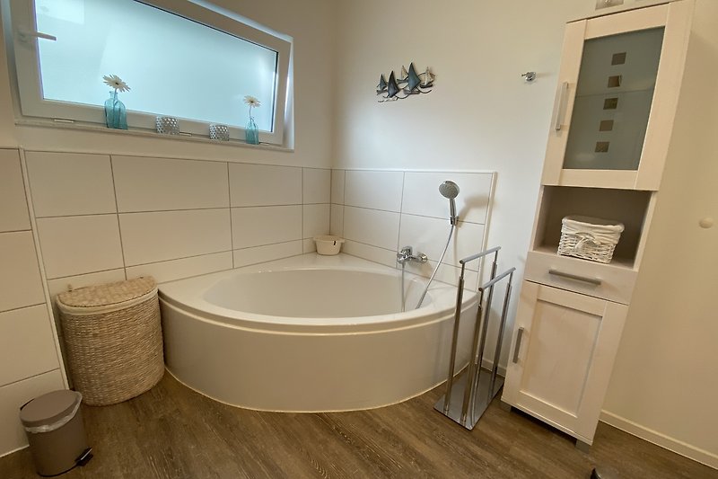 Modernes Badezimmer mit Relaxbadewanne