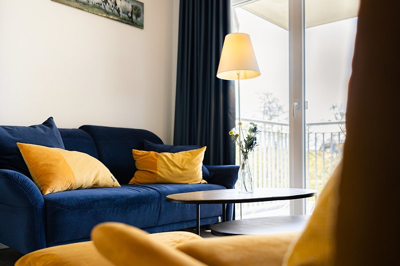 Stilvolles Wohnzimmer mit moderner Einrichtung und warmem Licht.
