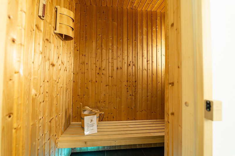 Elegante Holztür mit Metallbeschlägen und Muster.