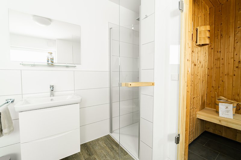Modernes Badezimmer mit stilvoller Einrichtung und Dusche.