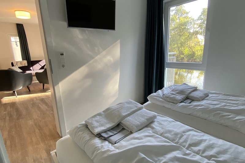 Schlafzimmer mit Blick aufs Wasser der Graft und Smart-TV