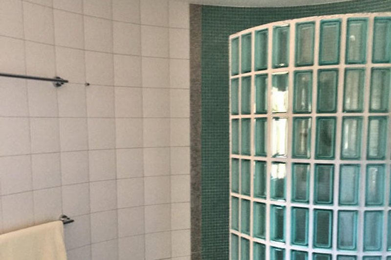 Badezimmer des Schalftzimmers mit Blick auf Dusche