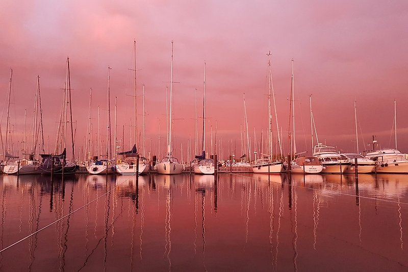 Wunderschöner Sonnenuntergang mit Segelbooten.