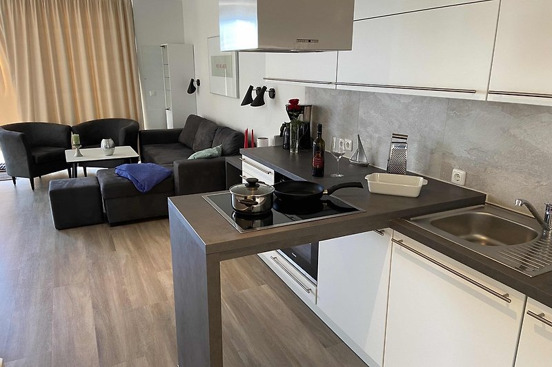 Küche  und  Wohnzimmer mit stilvoller Einrichtung und Meerblick ⛴️?☀️