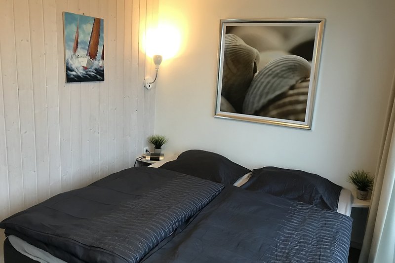 gemütliches Schlafzimmer mit Fernseher und Blick auf die Ostsee