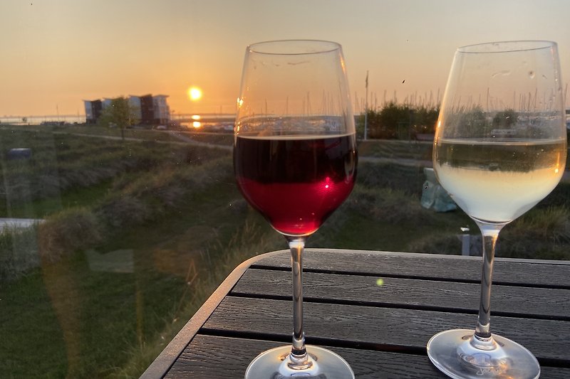 Genießen Sie ein Glas Wein mit Blick auf die Ostsee in vorderer Reihe.