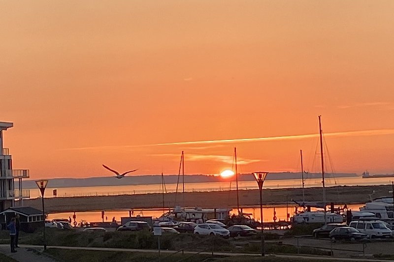 Wunderschöner Sonnenuntergang über dem Hafen mit Blick auf das Wasser.