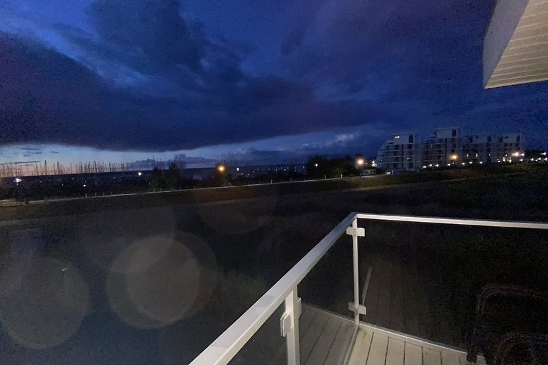 Atemberaubender Blick auf die Marina bei Nacht.