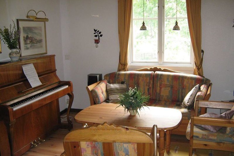 Wohnzimmer mit Klavier