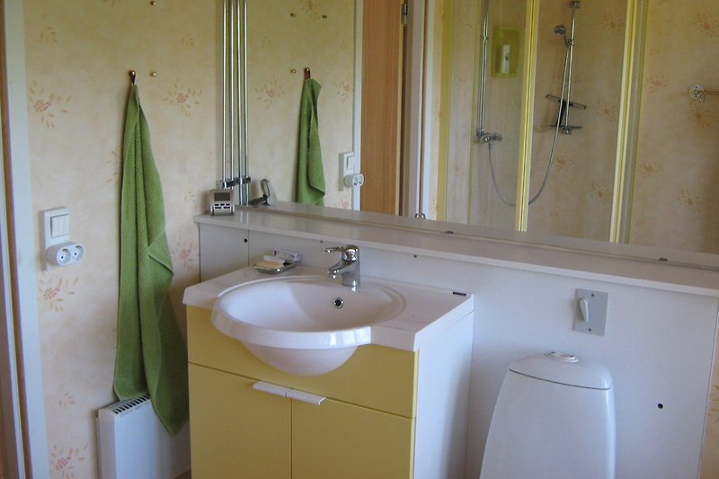 Bovenste badkamer met douche