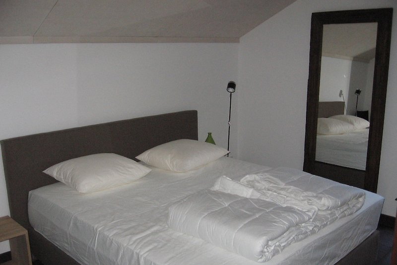Schlaffzimmer mit grosses Doppelbett