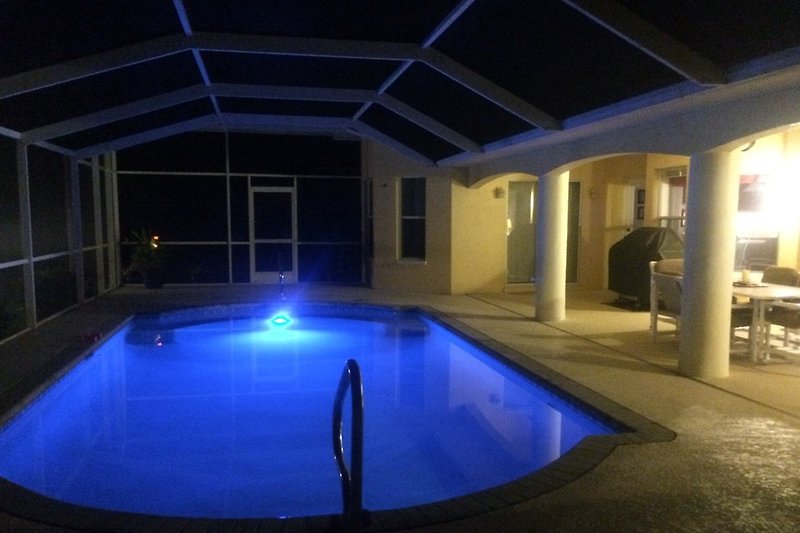 Zwembad bij nacht