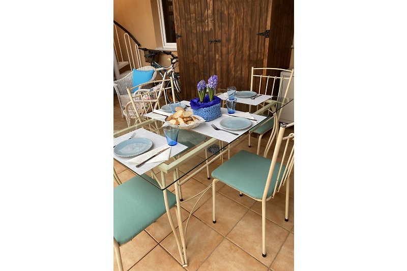 Terrasse: kleiner  Tisch zum Essen oder zum Arbeiten.
