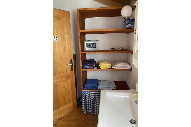 Bagno al primo piano: scaffale con asciugamani, cassaforte