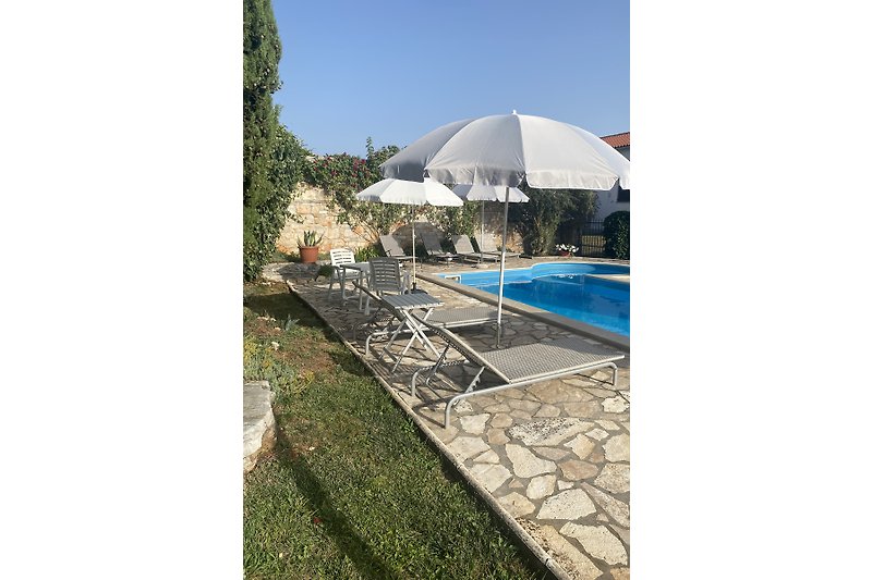 piscina nel giardino mediterraneo: spazio condiviso