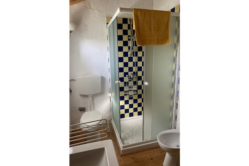 Gemütliches Badezimmer mit Holzmöbeln und rechteckigem Waschbecken.