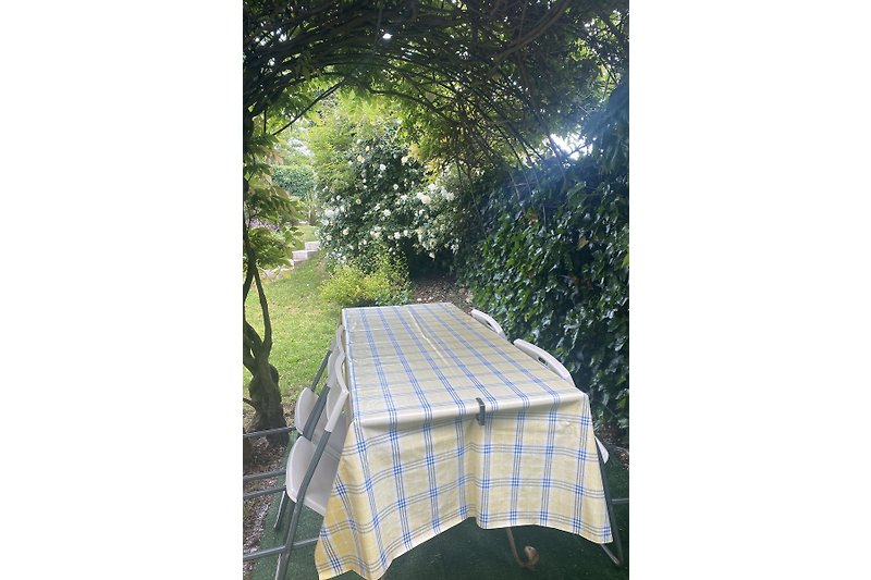 Essen im Frieden  unter der Glyzinien-Pergola in Ihrem privaten Garten