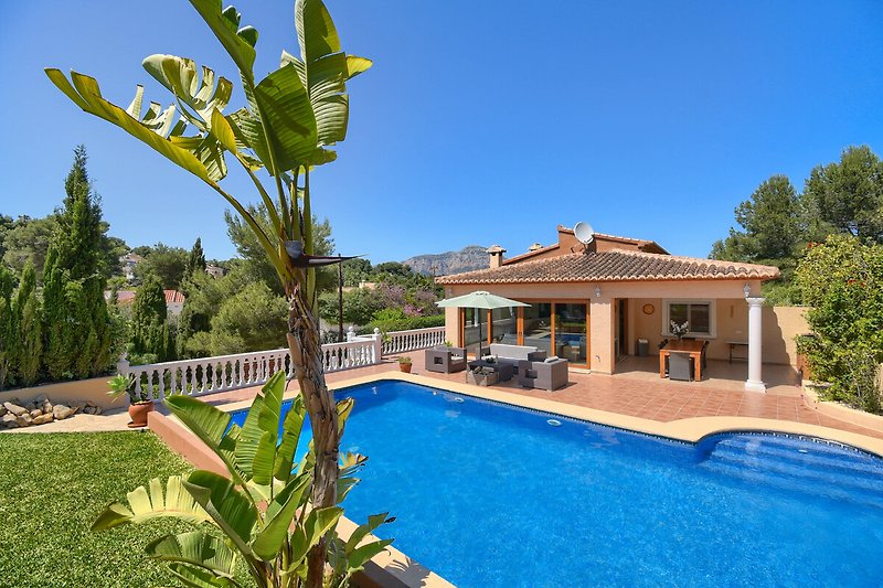 Schönes Ferienhaus mit Pool und Meerblick in einer tropischen Umgebung.